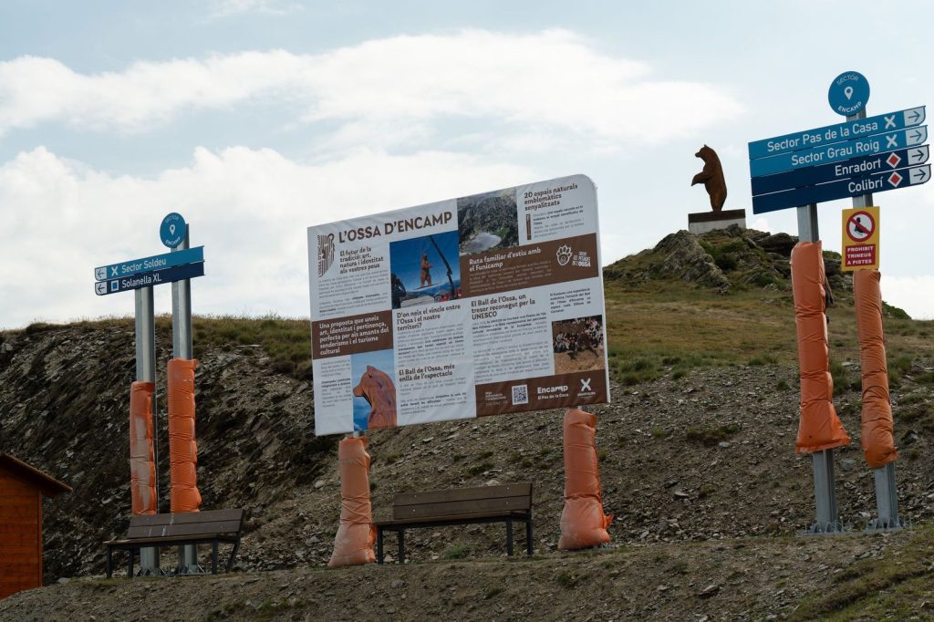 Panel informativo de L’Ossa d’Encamp y señalización de los sectores de Grandvalira junto a la escultura Petjades Enlairades en Solanelles.