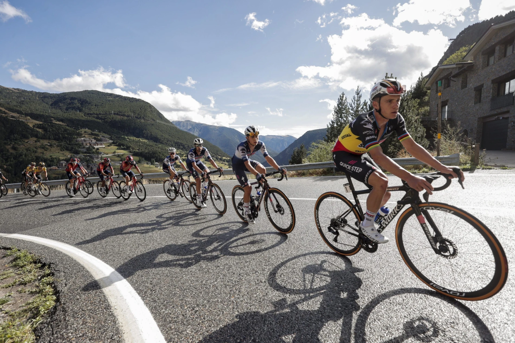 Ciclistas ascendiendo un puerto de montaña durante La Vuelta en Andorra